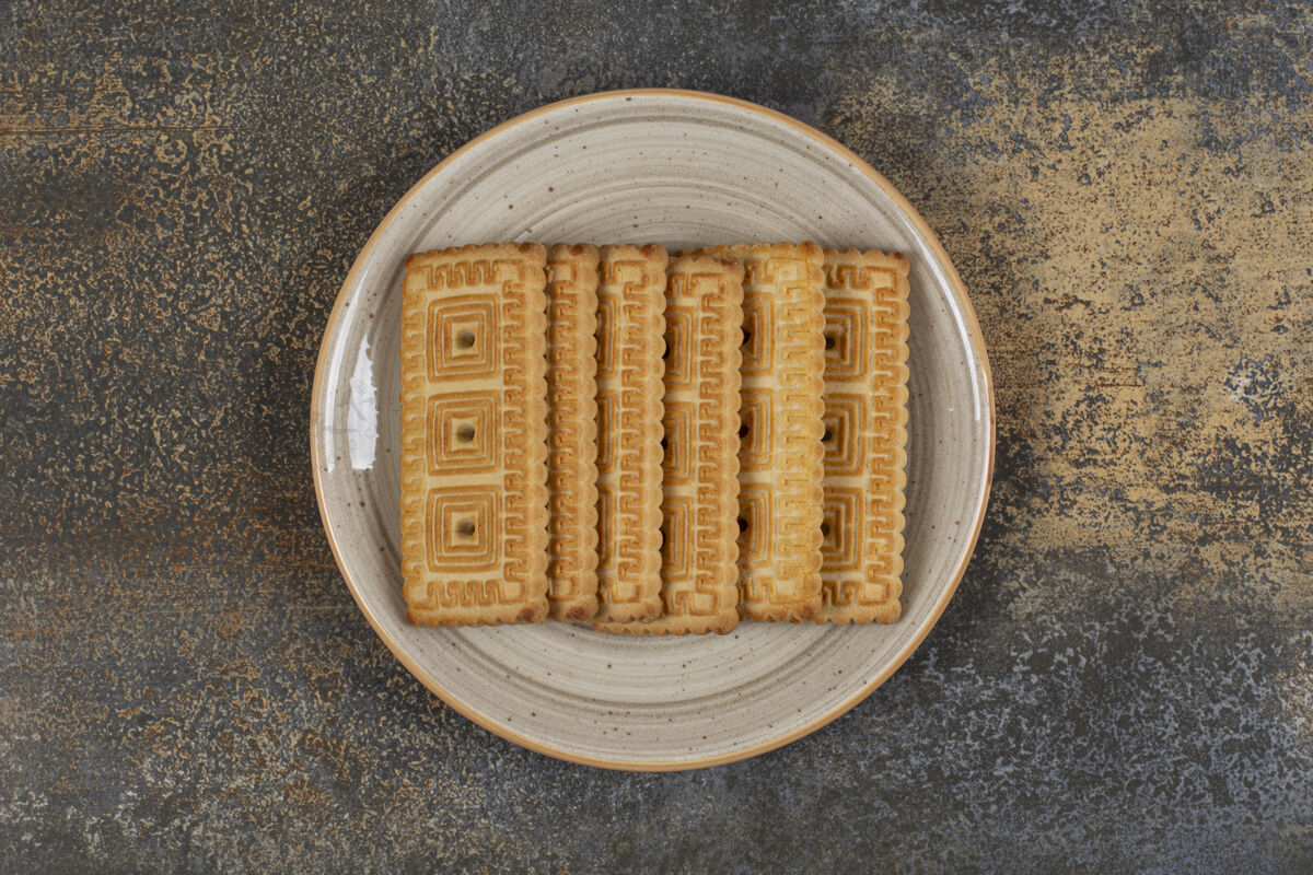 脆一堆美味的饼干放在陶瓷盘子上产品饼干长方形