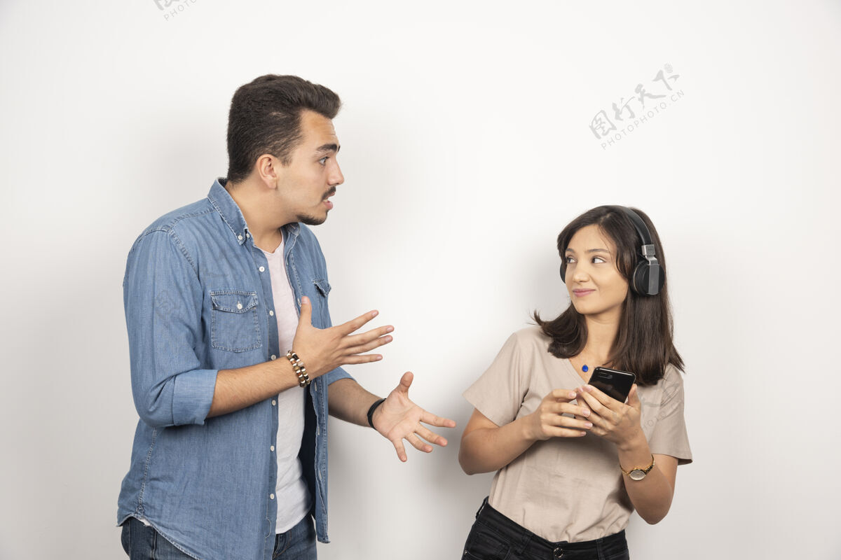 朋友两个年轻人在为音乐争吵愤怒女性女人