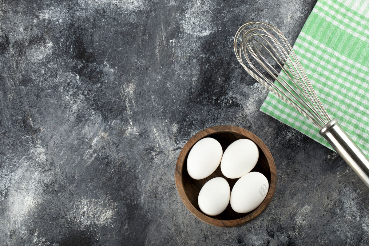 鸡蛋在大理石表面放一碗生鸡蛋和胡须农场烹饪膳食