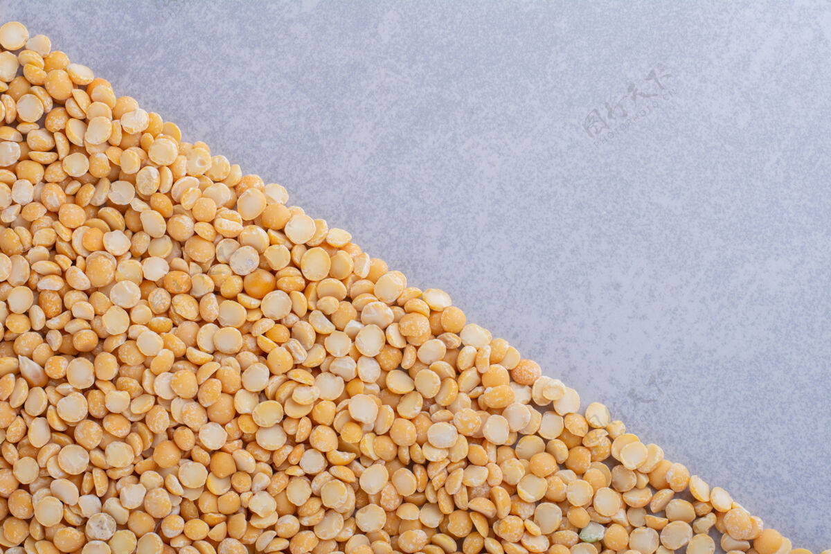 农业扁豆颗粒整齐地排列在大理石表面有机谷类汤
