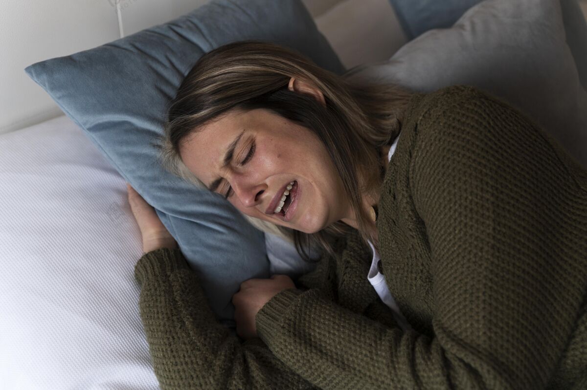 离婚打架后躺在床上哭的女人表情问题争论
