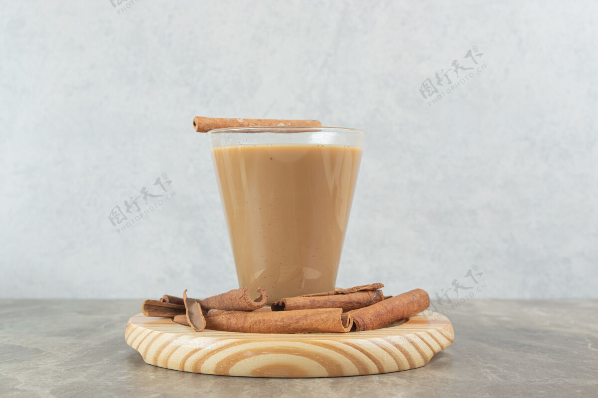 浓缩咖啡一杯咖啡加肉桂放在木板上香味咖啡马克杯