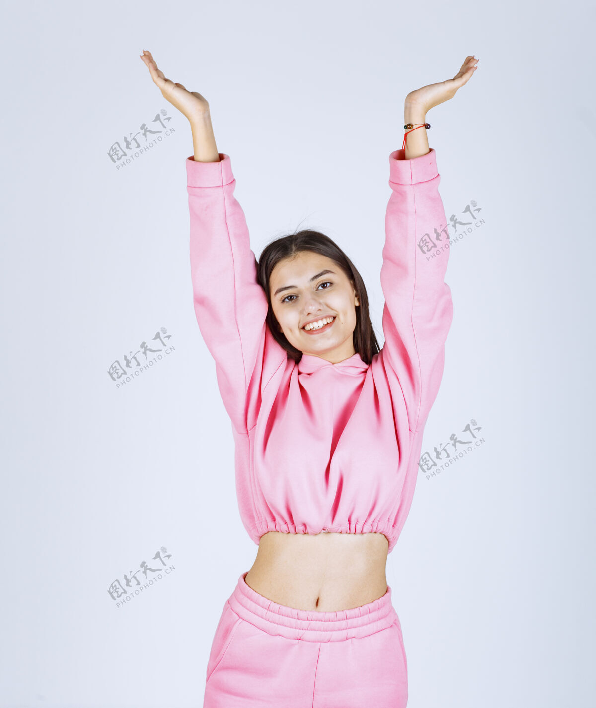 人类穿着粉色睡衣的女孩摆出快乐诱人的姿势姿势成人舞蹈