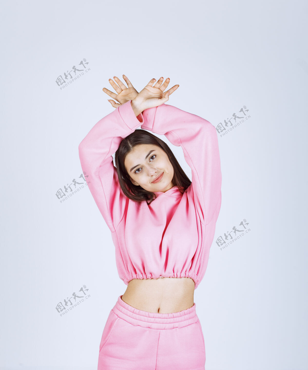 成人穿着粉色睡衣的女孩摆出快乐诱人的姿势舞蹈乐趣人类