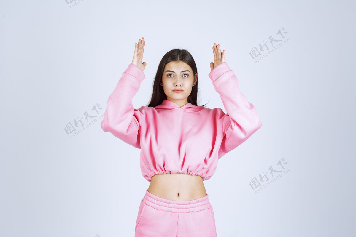 姿势穿着粉色睡衣的女孩 展示产品的估计数量或尺寸尺寸宽度女人