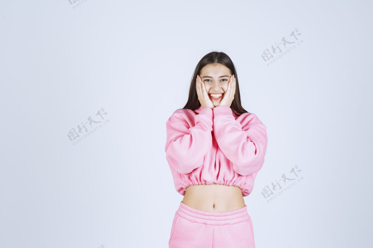 人穿着粉色睡衣的女孩摆出一副又脏又欢快的姿势诱惑服装女人