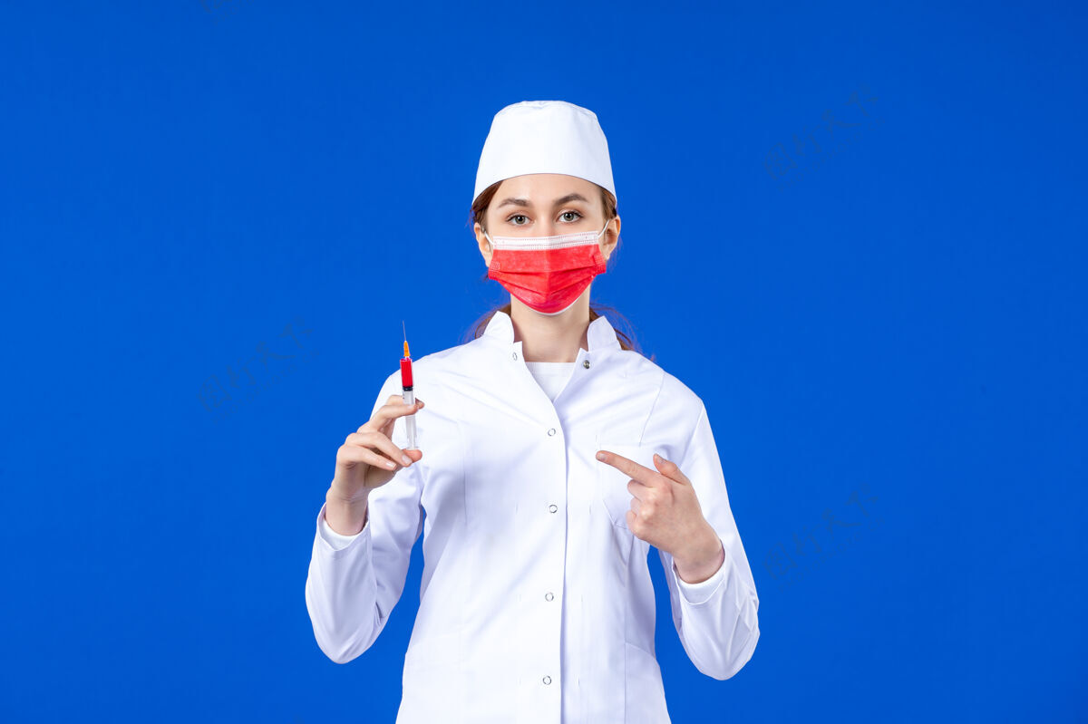 面罩正面图：身穿白色医疗服的女护士 戴着红色面罩 手上拿着蓝色针剂注射流行病医生