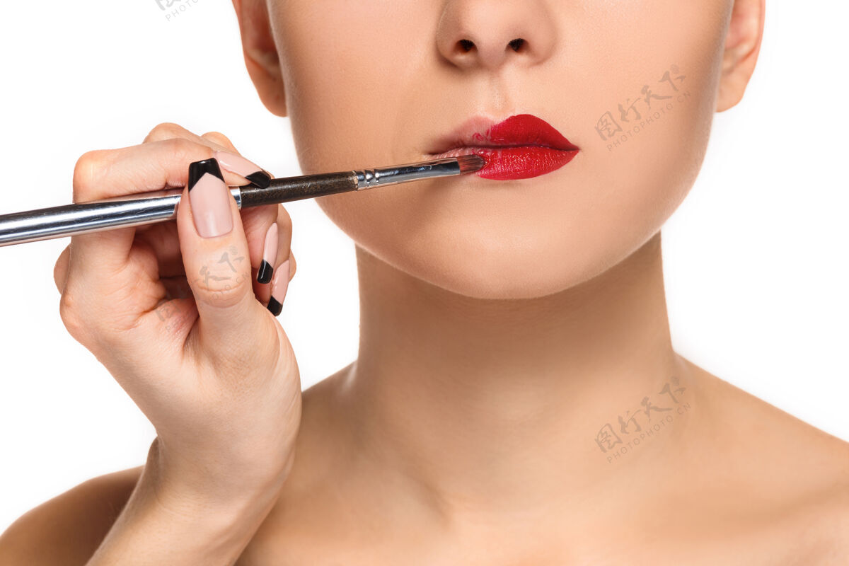 制作美丽的女性唇妆与刷白化妆师的工作过程光泽面部女性