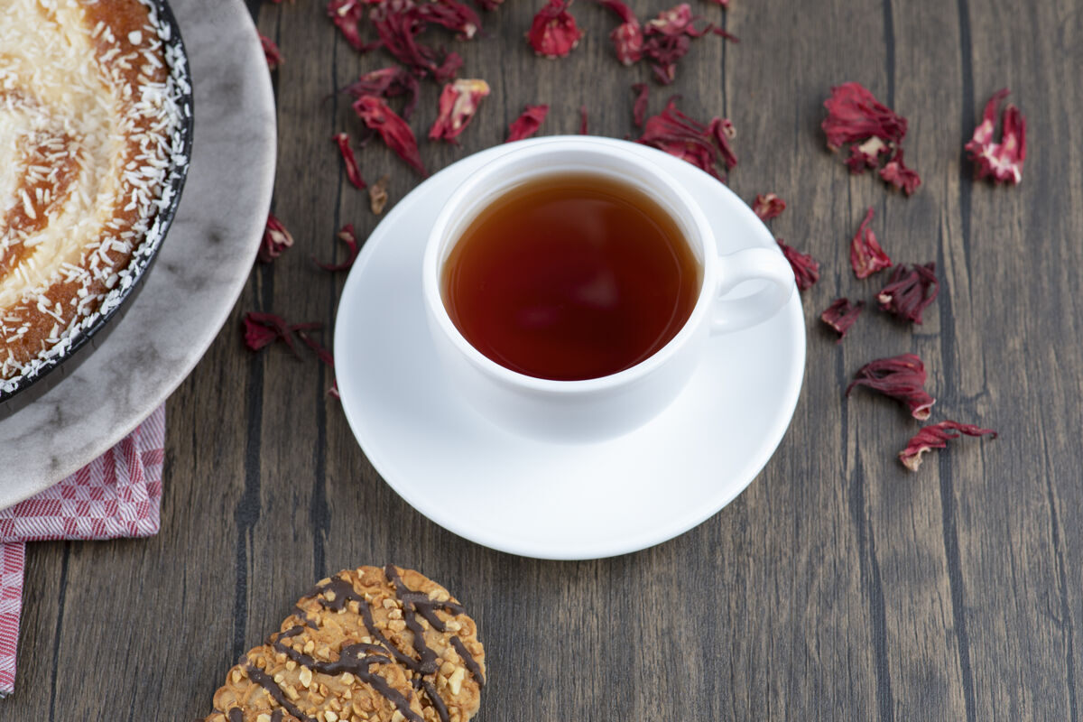 杯子一盘美味的馅饼和一杯红茶放在木桌上糕点茶甜点