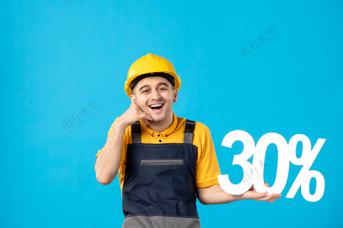 男人正面是一个穿着制服 脸上写着蓝色文字的快乐的男工人人建筑写字
