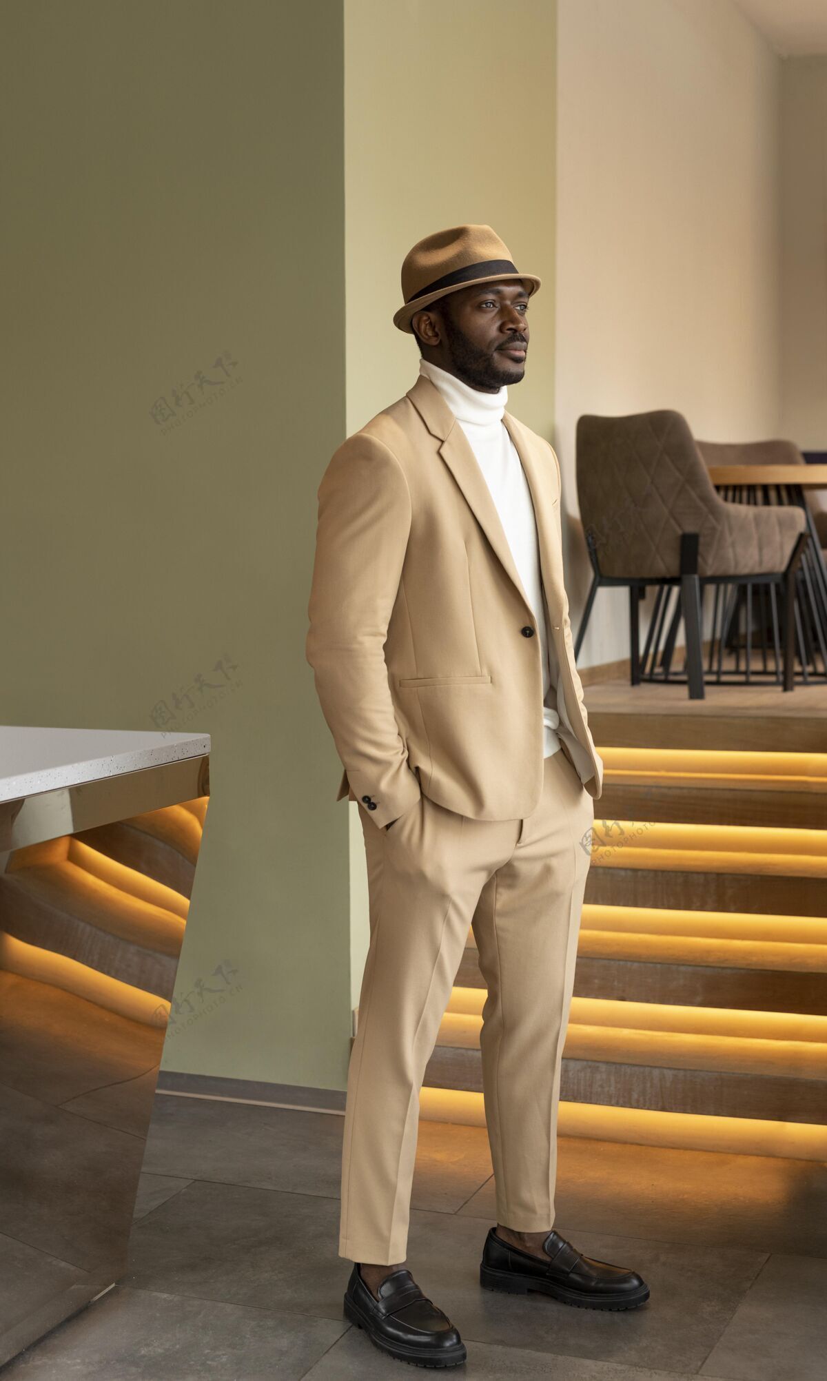 城市穿米色西装的现代男人非裔美国人垂直休闲
