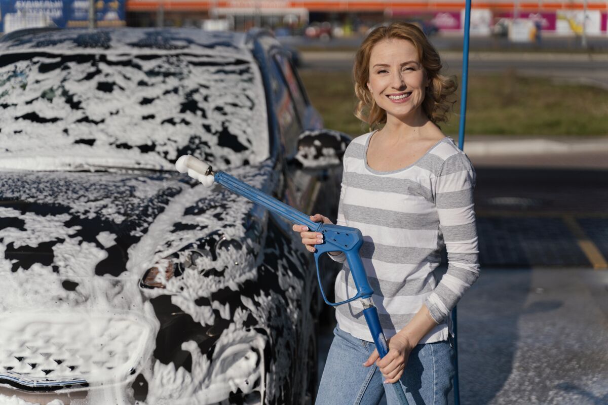 车主在外面洗车的女人年轻车辆人