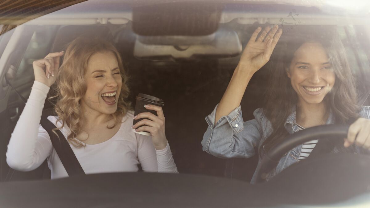 年轻人女孩们在车里玩得很开心人朋友车辆