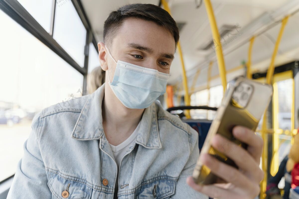 服务年轻人乘坐城市巴士使用智能手机外科口罩使用电话感染预防
