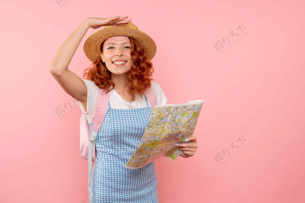 美丽女游客正拿着地图在外国寻找方向旅行外国城市
