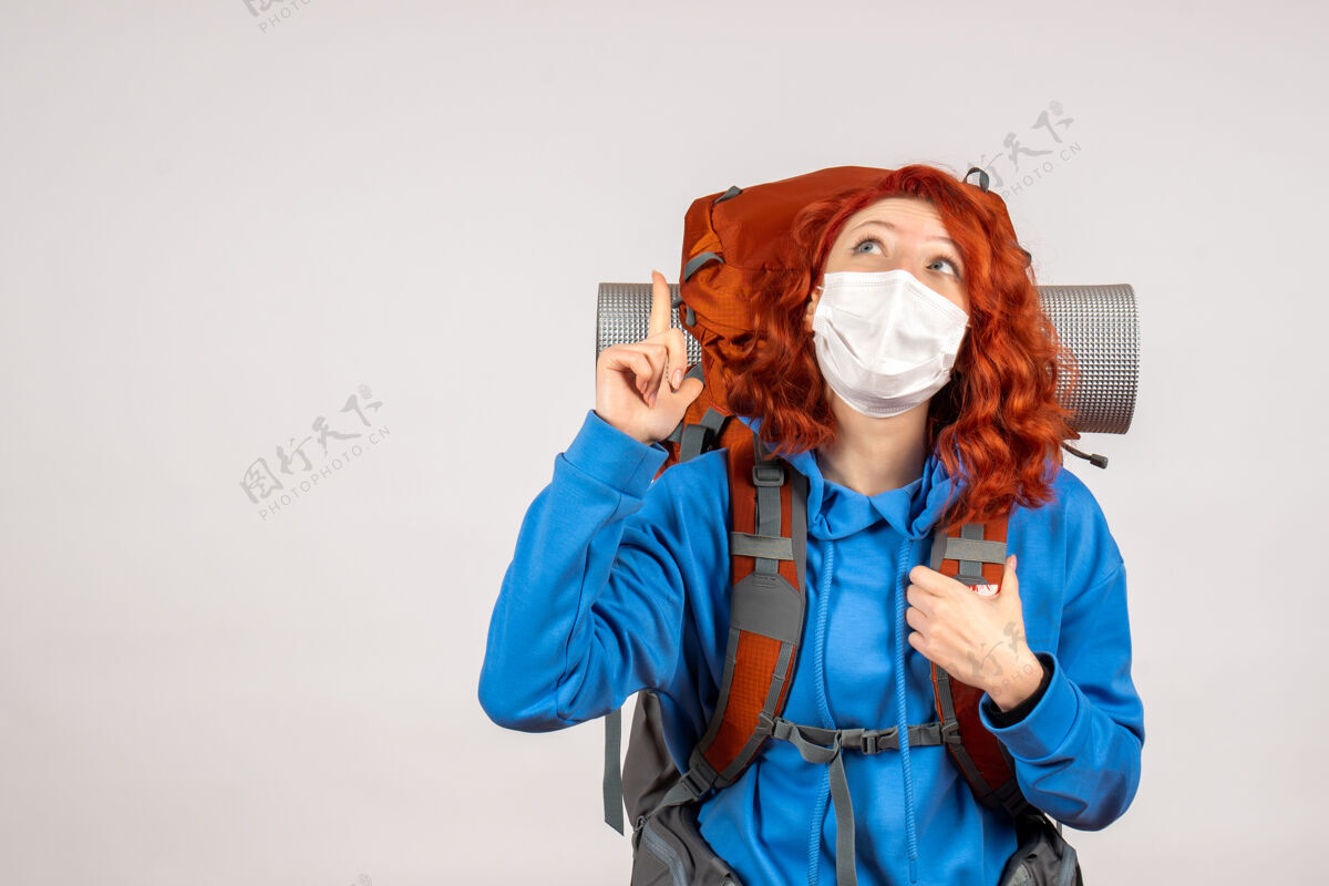 女游客戴着面具背着背包的女游客的正面图旅游快乐年轻