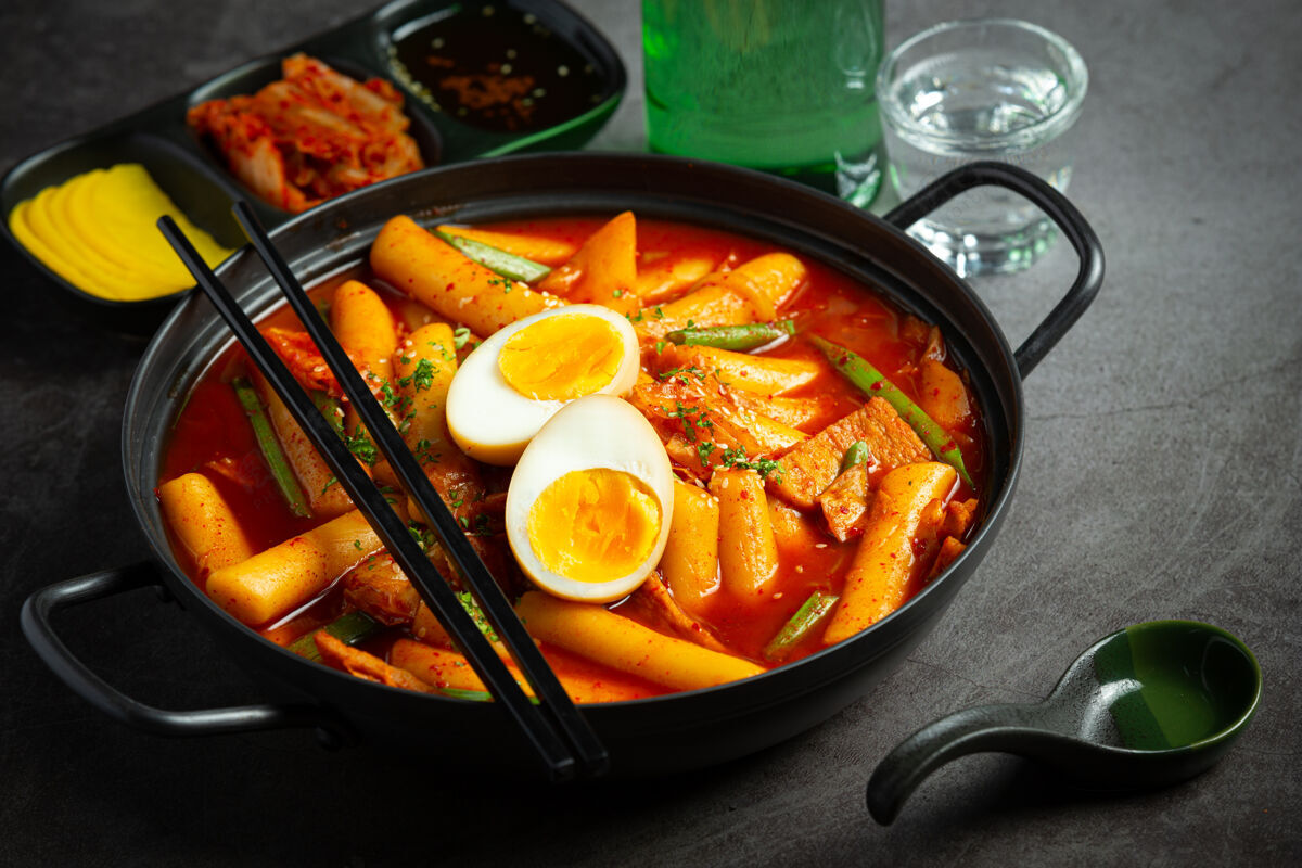 膳食黑板背景的韩国传统美食午餐晚餐韩国勺子