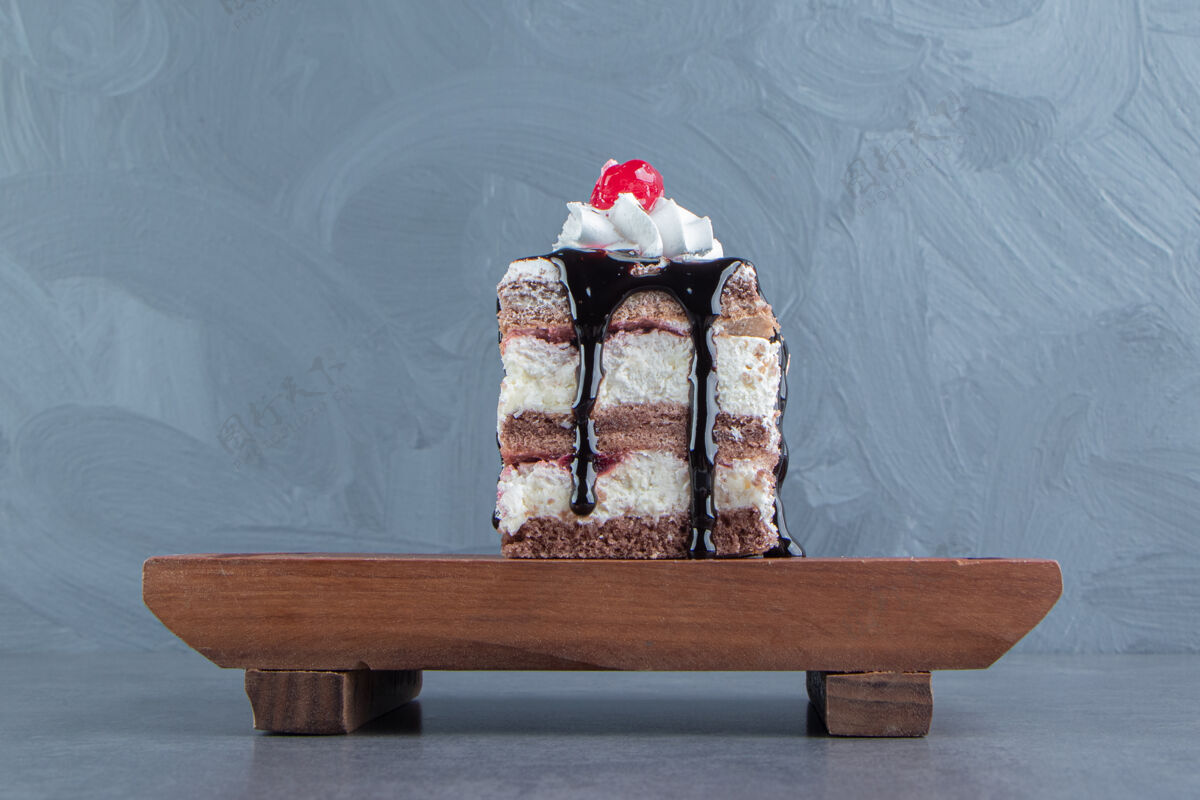 糖果一块奶油蛋糕的木板浆果面包房美味