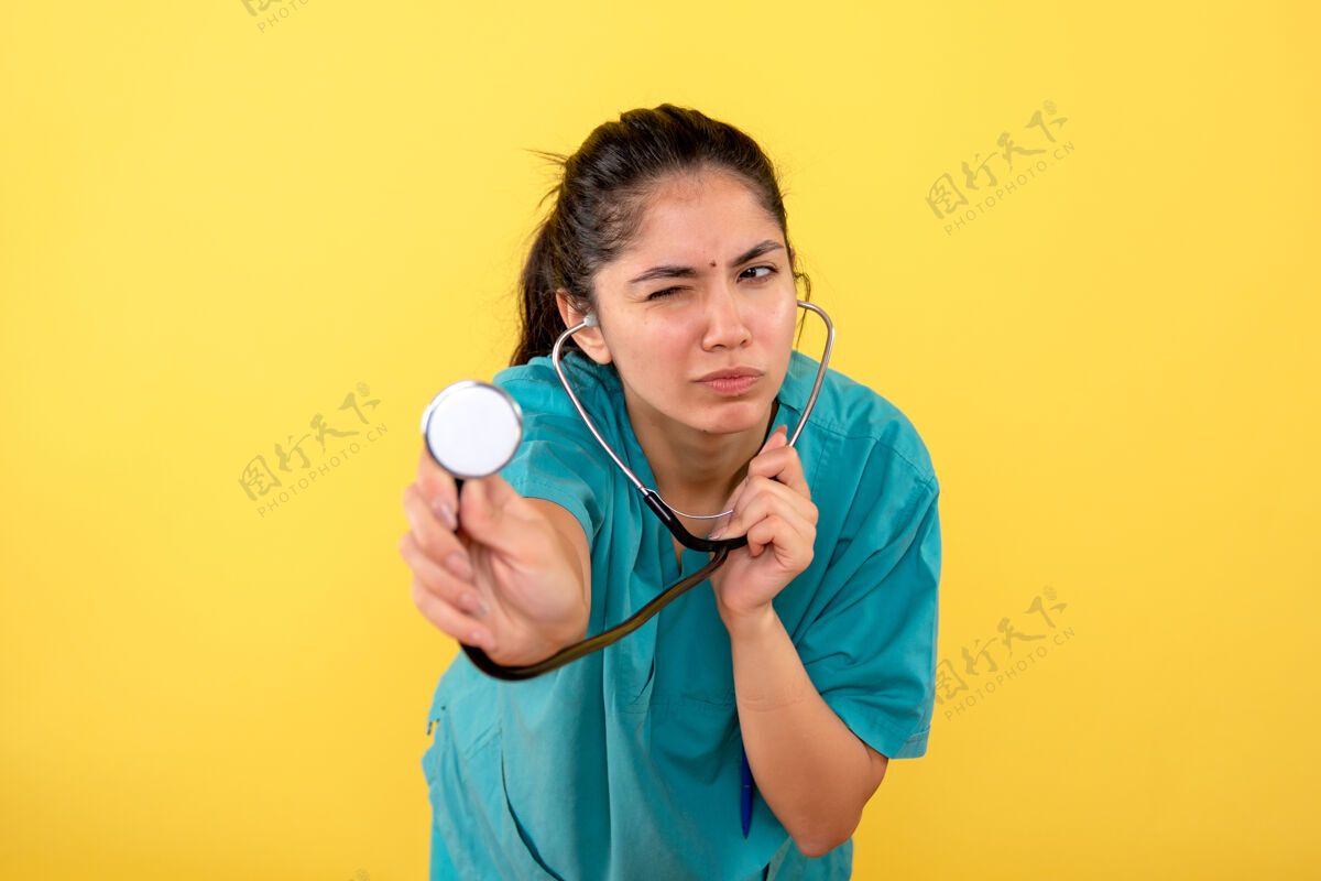 女人正面图女医生手拿听诊器站着手持成人人