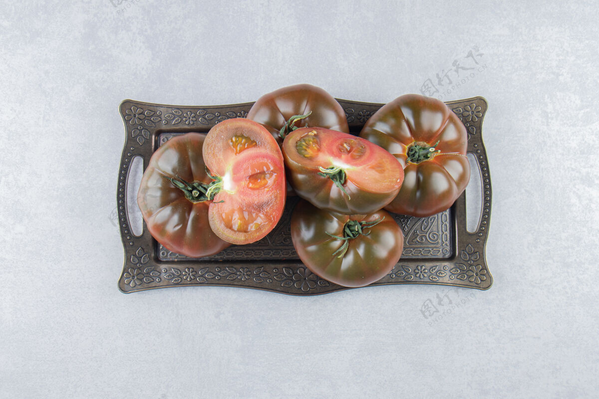 美味一盘西红柿 放在大理石表面配料美味番茄