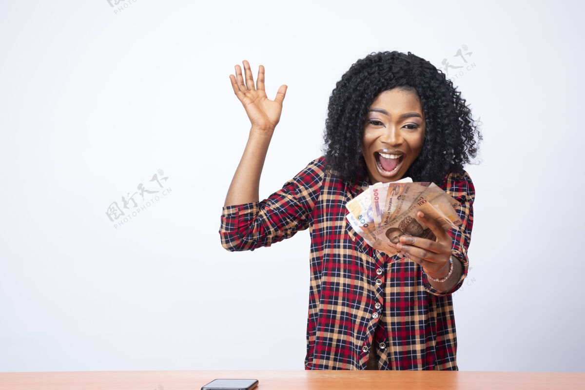 现金年轻漂亮的黑人女士拿着钱在白色背景前庆祝黑色女人非洲人