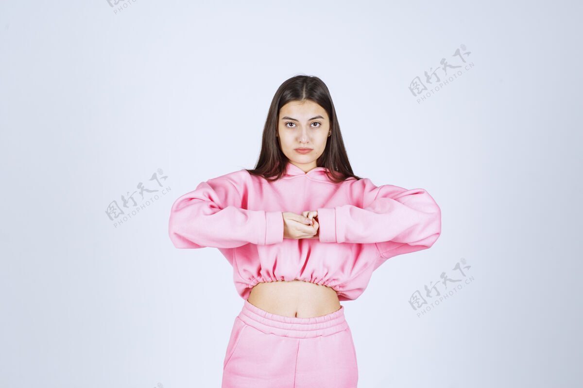 失望穿着粉色睡衣的女孩摆出不满意的中性姿势沮丧愤怒女性
