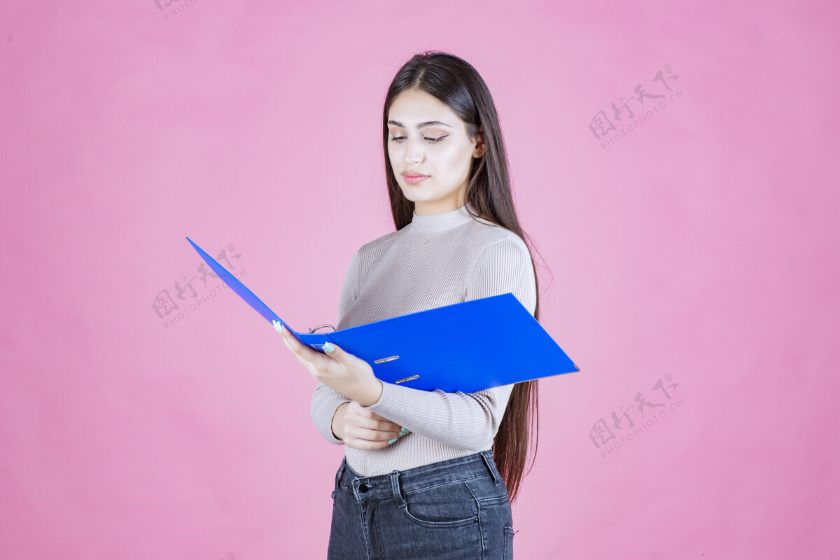 专业拿着蓝色报告夹的女孩看起来很累疲惫休闲成人