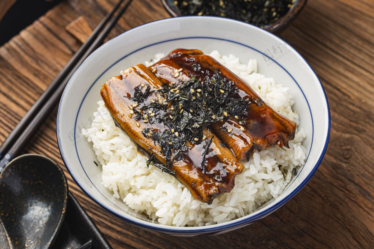 鳗鱼日本鳗鱼烤米饭碗或unagidon-日本美食风格健康烤肉日本料理