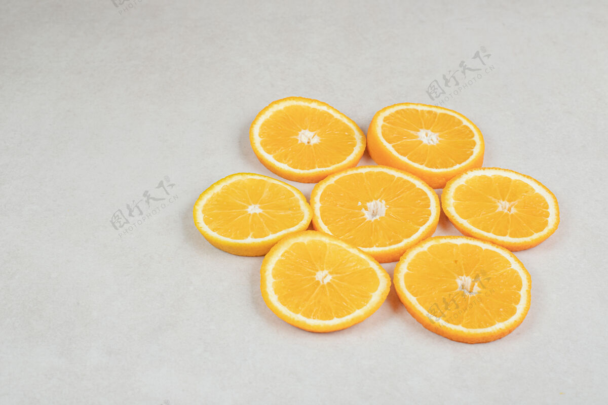 水果新鲜的橘子片放在灰色的表面上有机柑橘异国风味