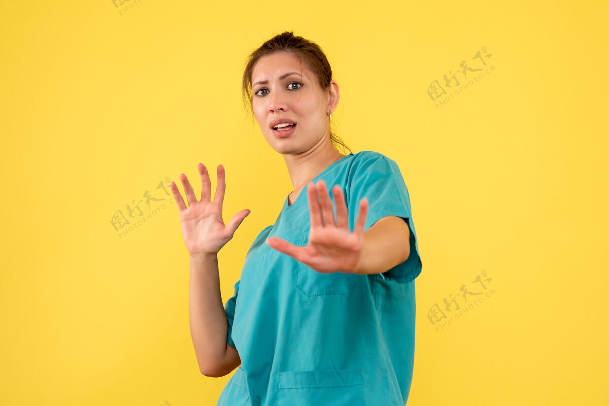 医生前视图黄色背景上穿着医用衬衫的女医生女医生衬衫视图