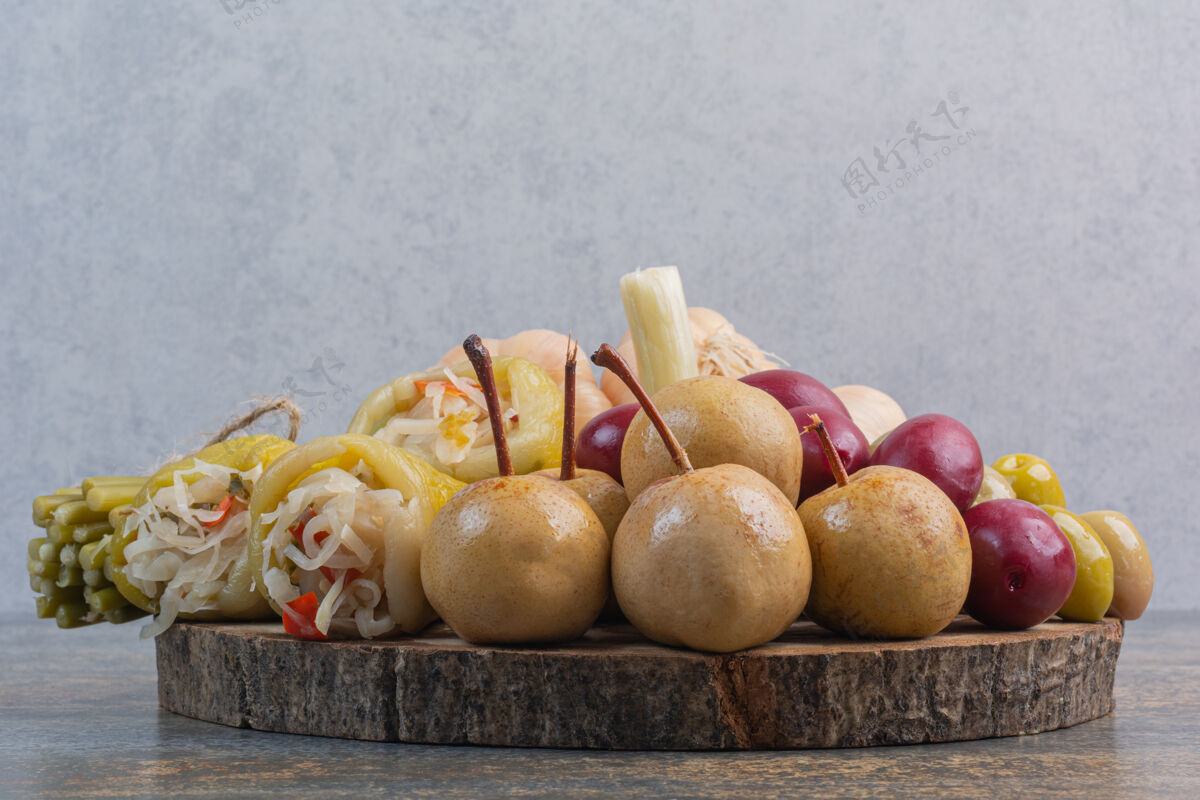 苹果各种各样的腌菜放在一块板上料理保留蔬菜