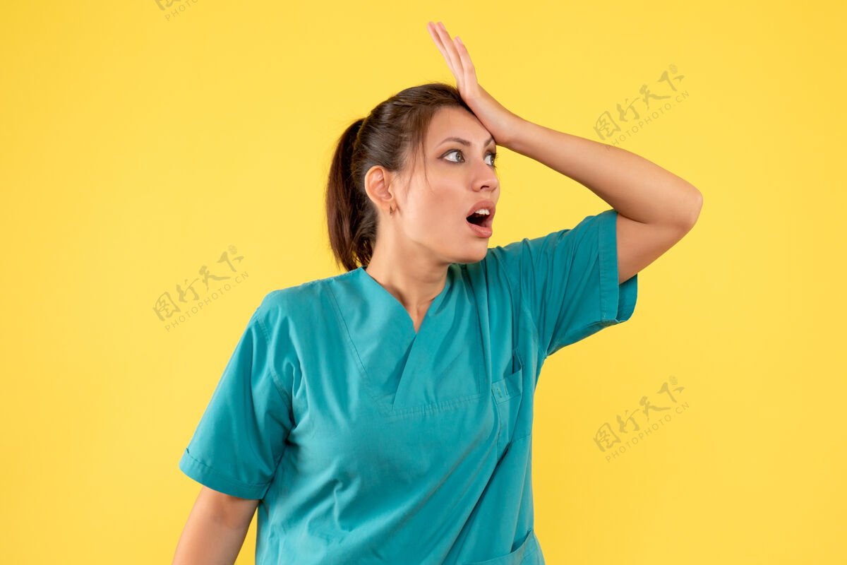 成人前视图黄色背景上穿着医用衬衫的女医生正面医疗护士