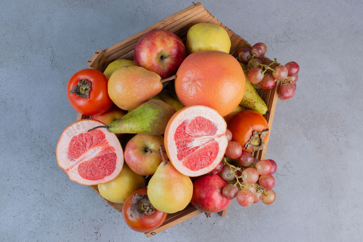 美味一个美味的水果品种在一个木制篮子大理石背景配料健康梨