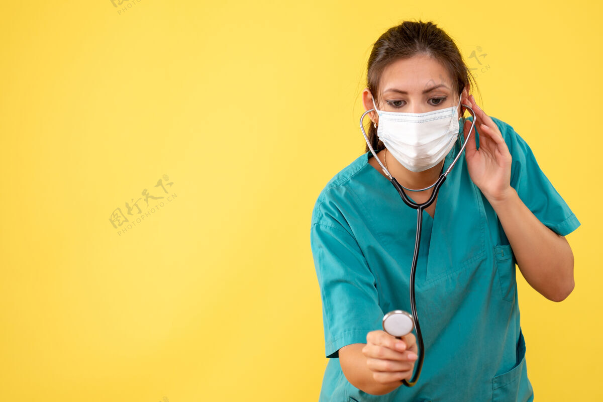 衬衫正面图黄色背景上穿着医用衬衫和带听诊器面罩的女医生面罩流行病人