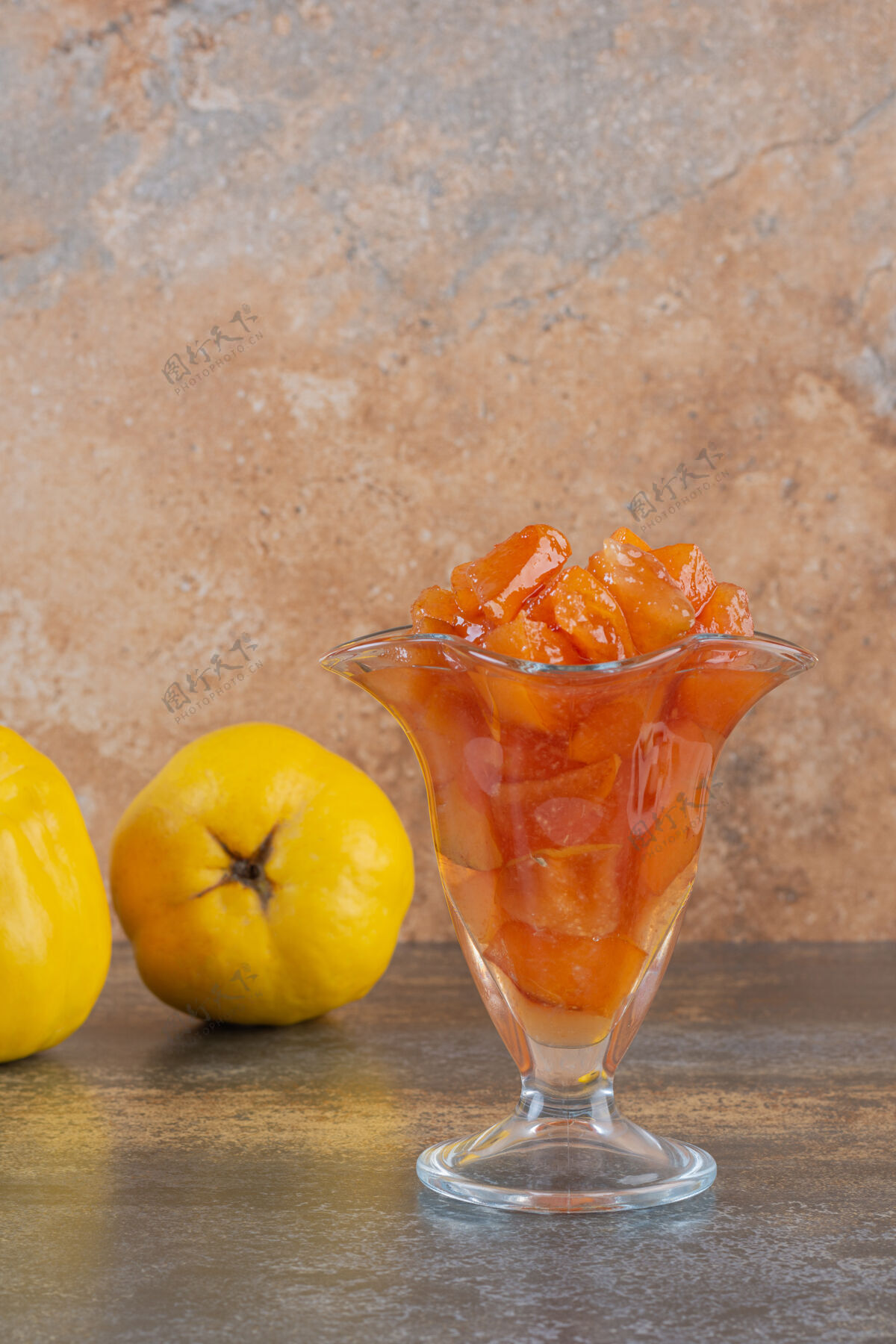 成熟新鲜苹果木瓜与果酱的垂直照片有机节块