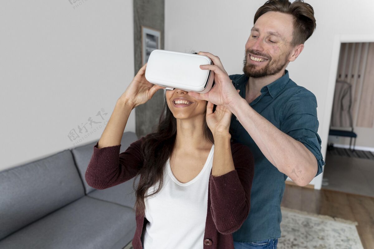 休闲男帮女戴上虚拟现实耳机男人虚拟现实眼镜娱乐