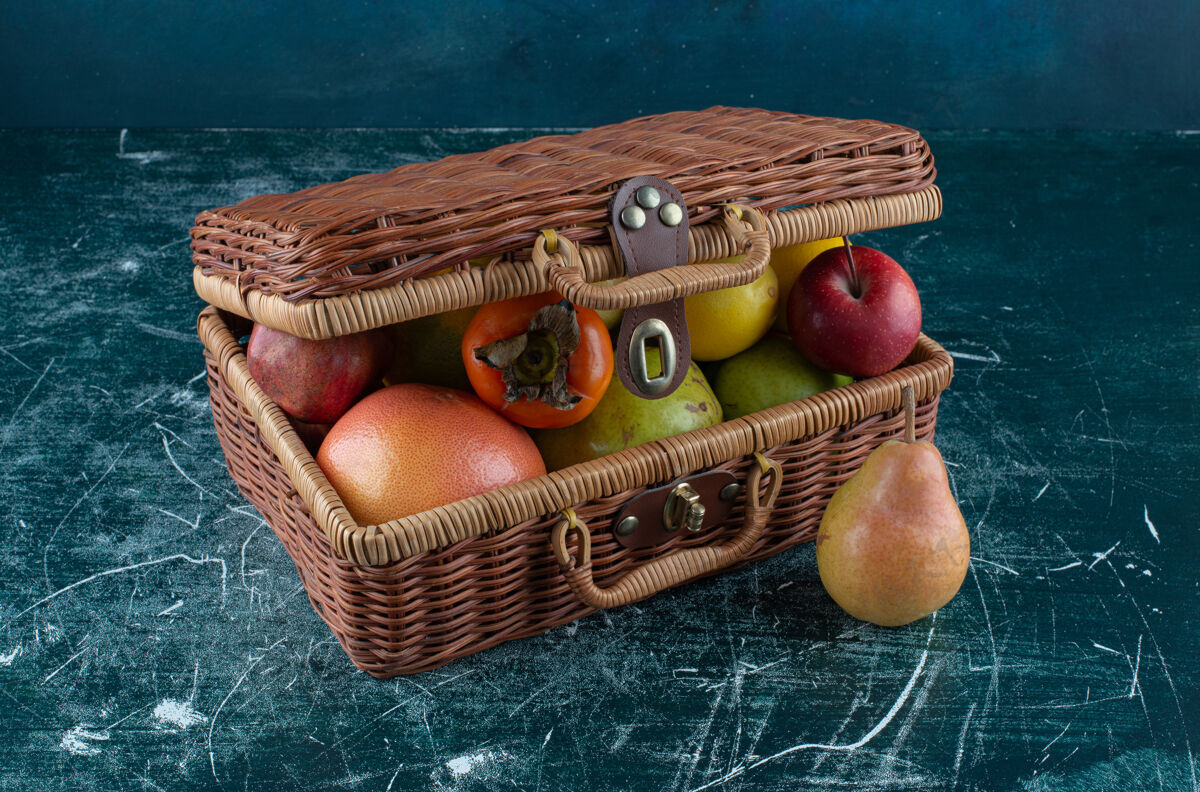 健康各种新鲜水果装在木袋里品种异国情调新鲜