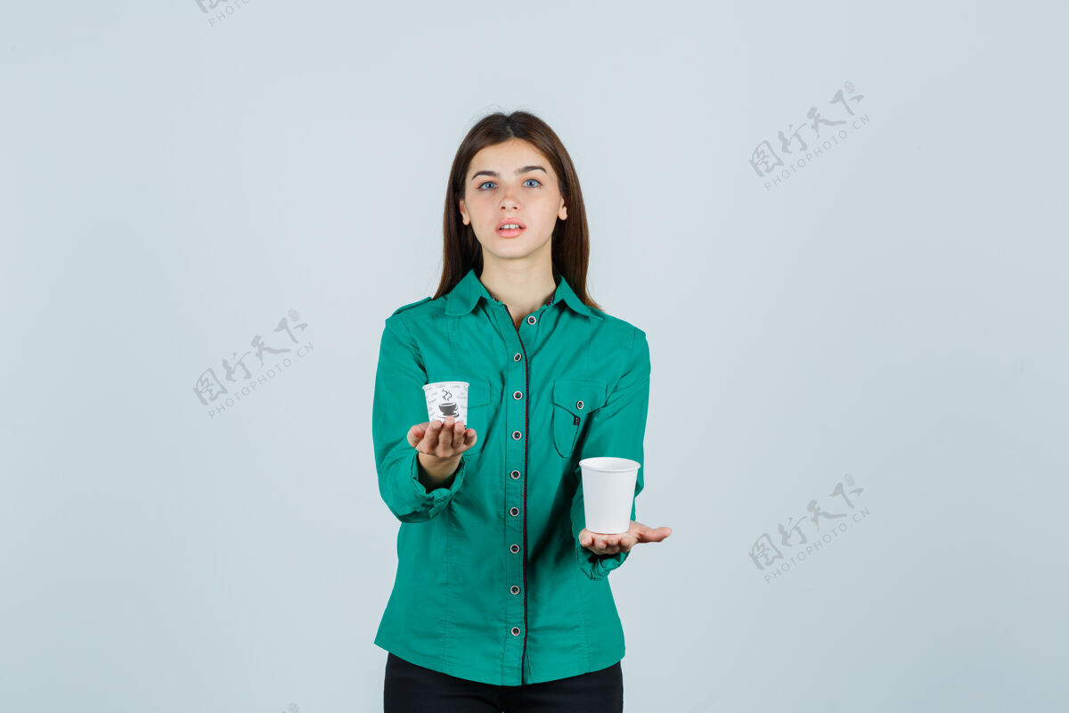 咖啡穿着衬衫拿着塑料杯咖啡的年轻女士 看上去很自信正视图人前面塑料