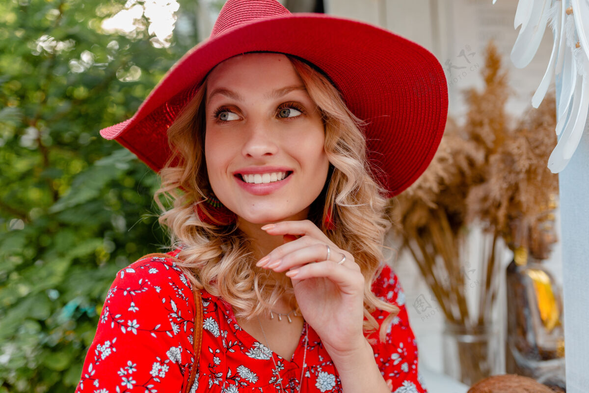 外表有吸引力的时尚金发微笑的妇女在草帽和衬衫夏季时尚装微笑特写肖像配饰女人牙齿