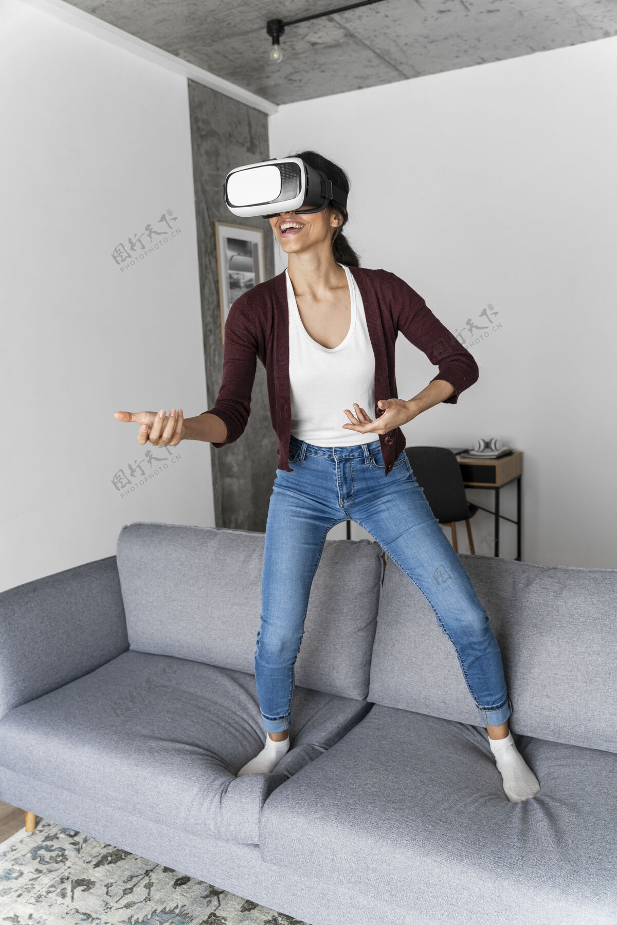 享受笑脸女人用虚拟现实耳机在家里玩得开心乐趣虚拟现实眼镜虚拟现实