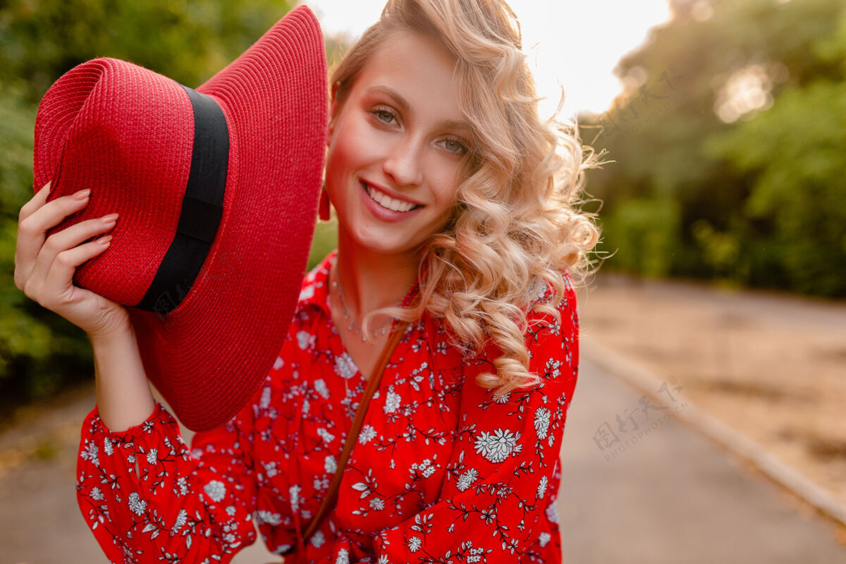 女士迷人的时尚金发微笑的女人在稻草红帽子和衬衫夏季时尚服装女孩华丽装束