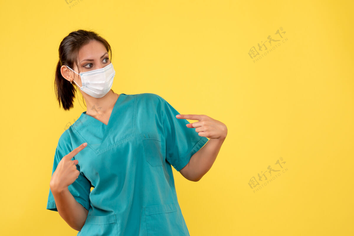 健康前视图黄色背景上穿着医用衬衫和面罩的女医生男脸成人