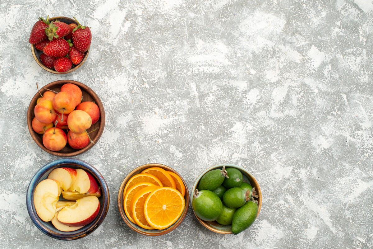 可食用水果俯视切片水果苹果和橘子上的浆果白底水果新鲜醇厚维生素健康顶部饮食浆果
