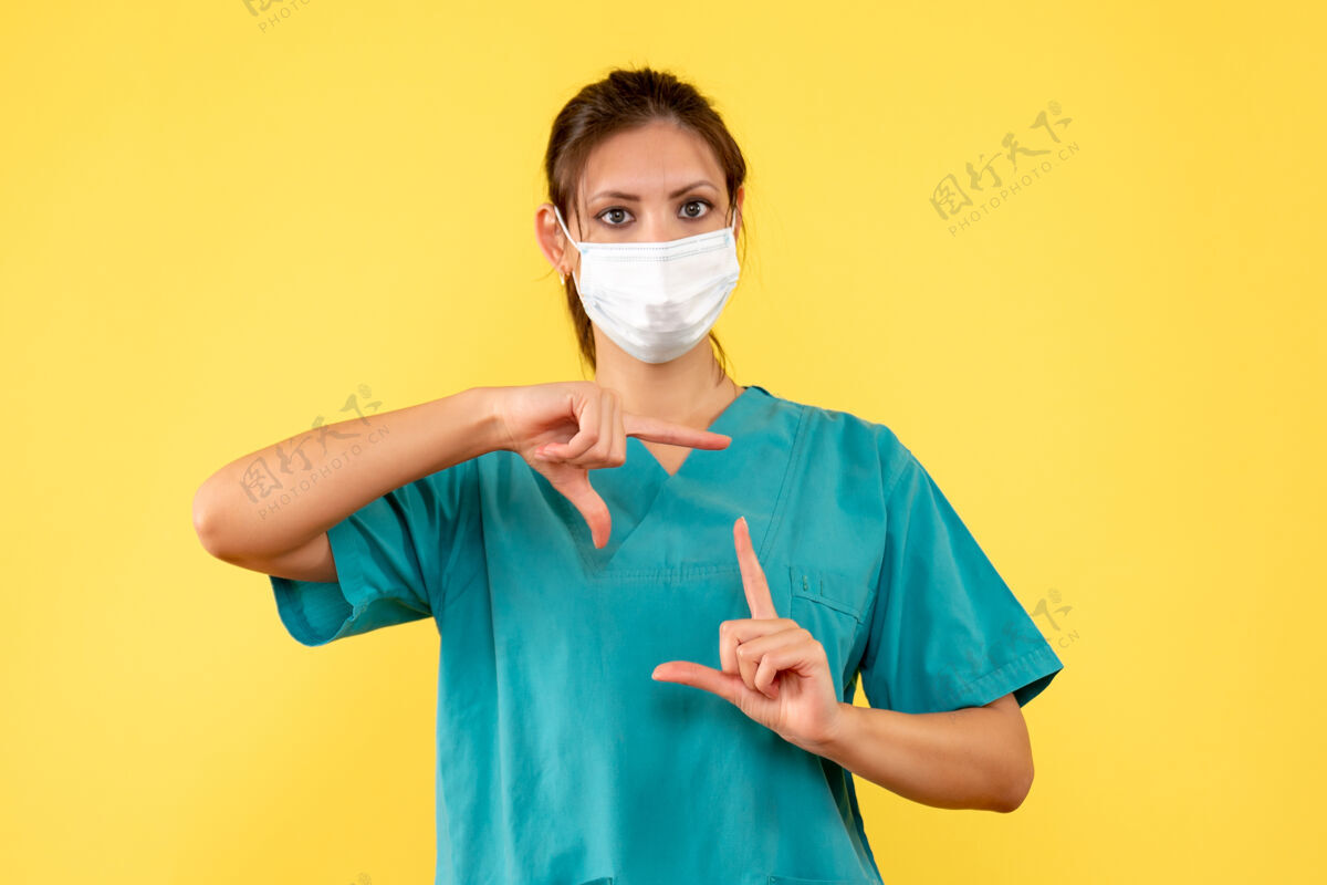 病毒正面图黄色背景上穿着医用衬衫和面罩的女医生医生衬衫面具