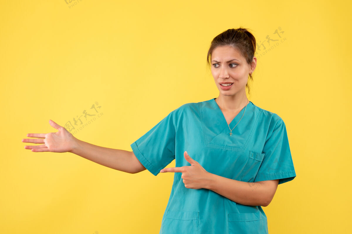 休闲正面图黄色地板上穿着医用衬衫的女医生护士健康医疗医院病毒视图人医疗
