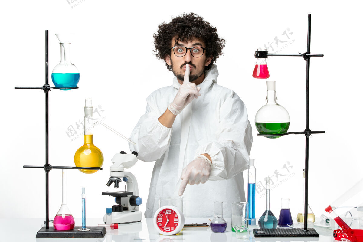 职业正面图身着白色特别套装的年轻男科学家摆姿势科学视图大流行