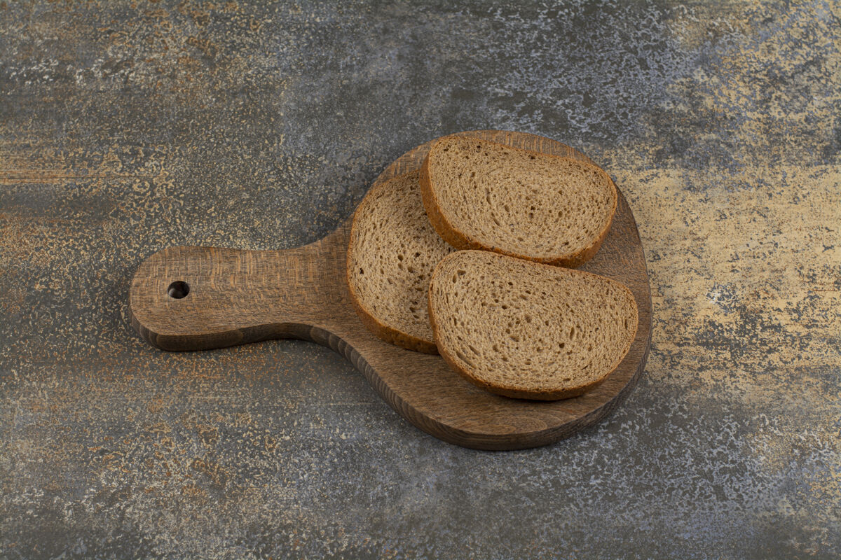 营养三片面包放在木板上脆面包房皮