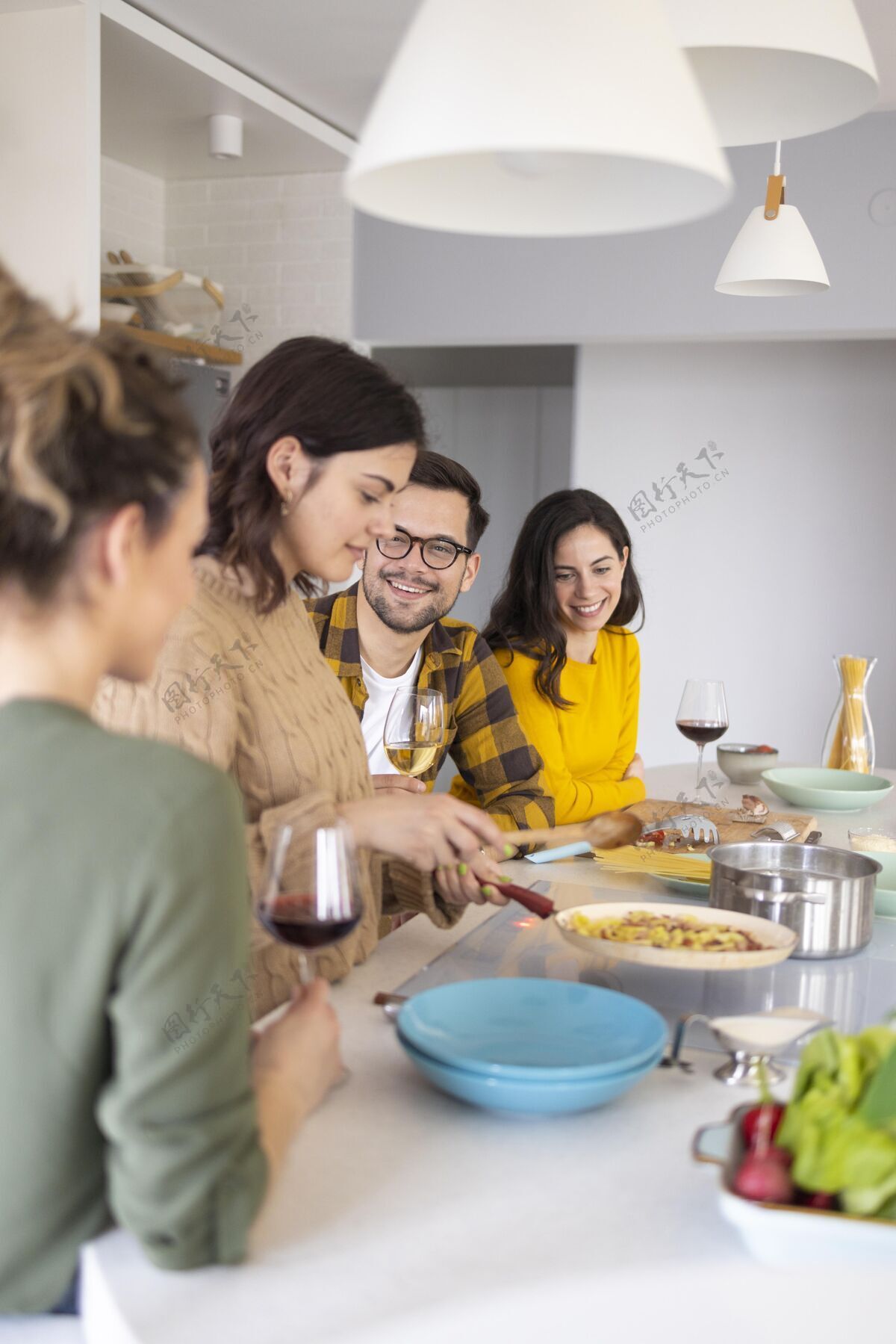 男人一群朋友在厨房做饭一餐面食伙伴