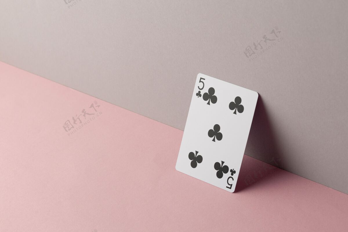 游戏粉红色背景的五个俱乐部纸牌游戏运气赌博