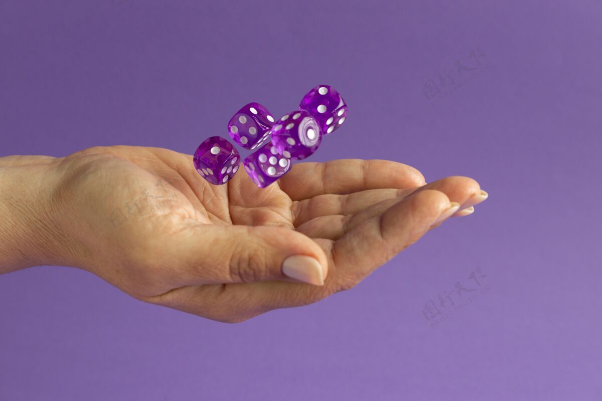骰子手拿着紫色背景上的骰子幸运持有紫色
